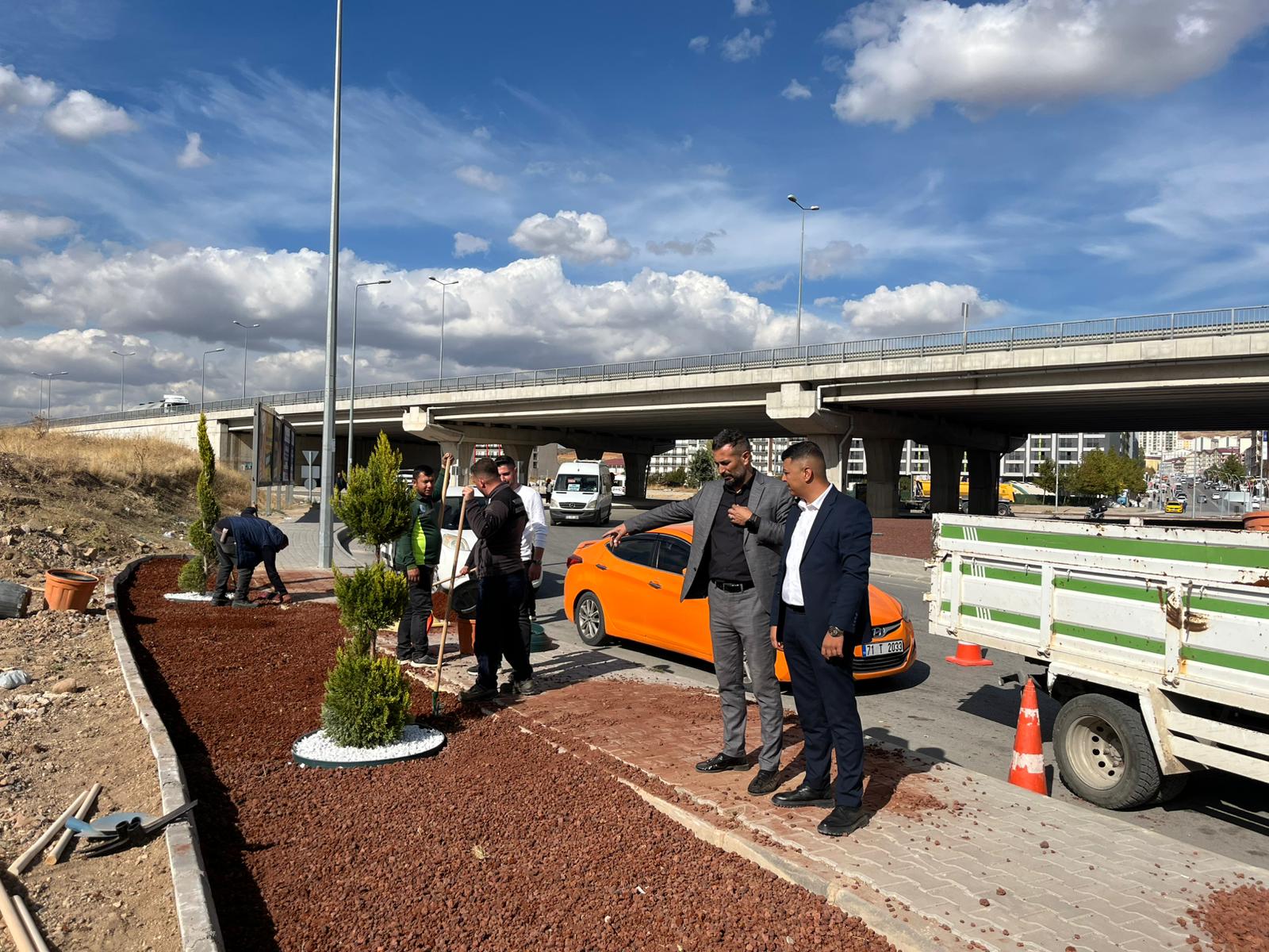 park-ve-bahceler-mudurlugu-ekiplerimiz-orta-refuj-ve-peyzaj-calismalarini-surduruyor