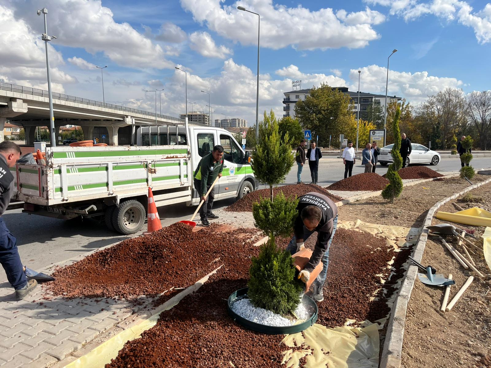 park-ve-bahceler-mudurlugu-ekiplerimiz-orta-refuj-ve-peyzaj-calismalarini-surduruyor