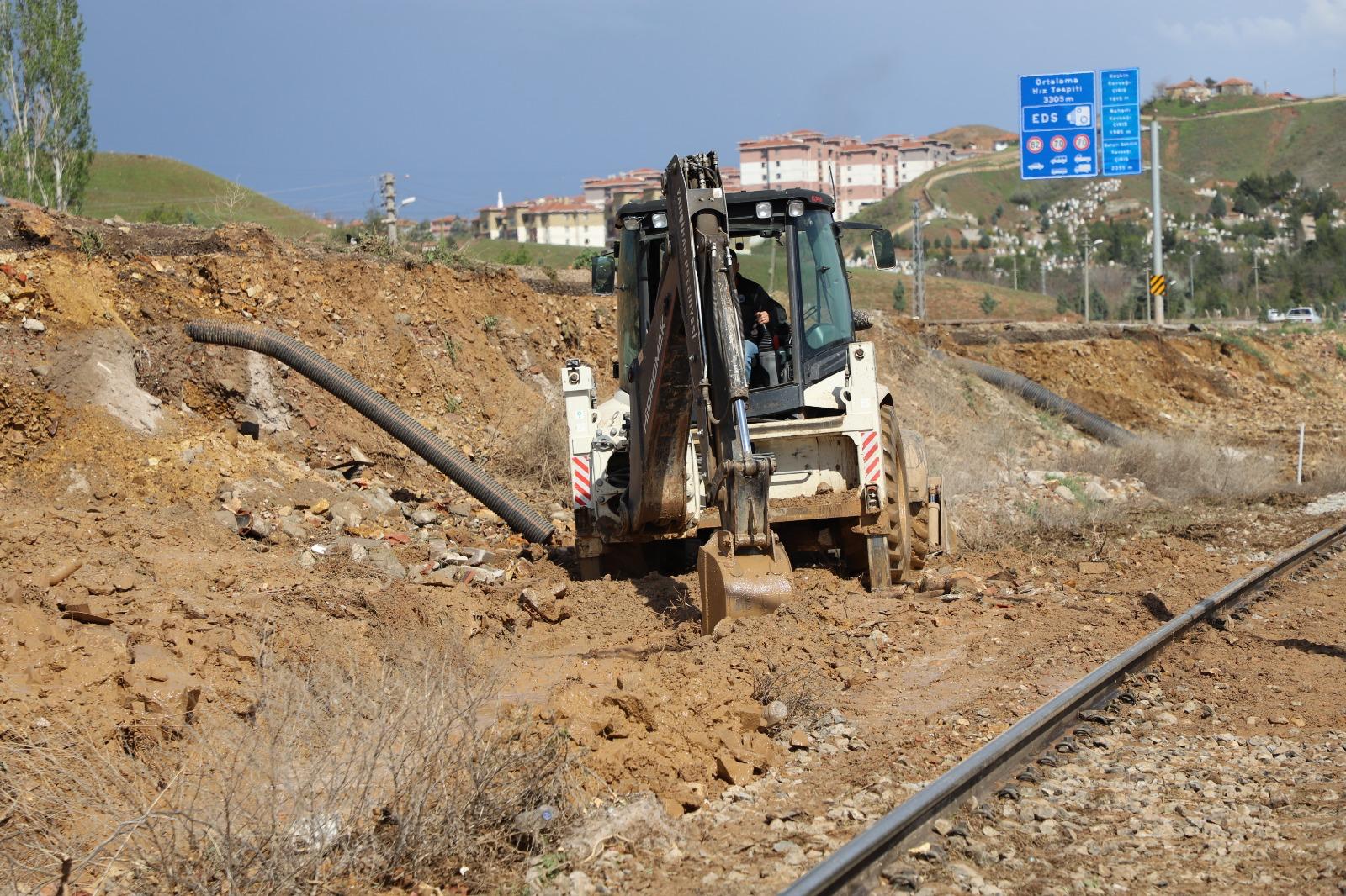 hoca-ahmet-yesevi-caddesinde-yol-onarim-ve-sellik-gideri-calismalari-devam-ediyor