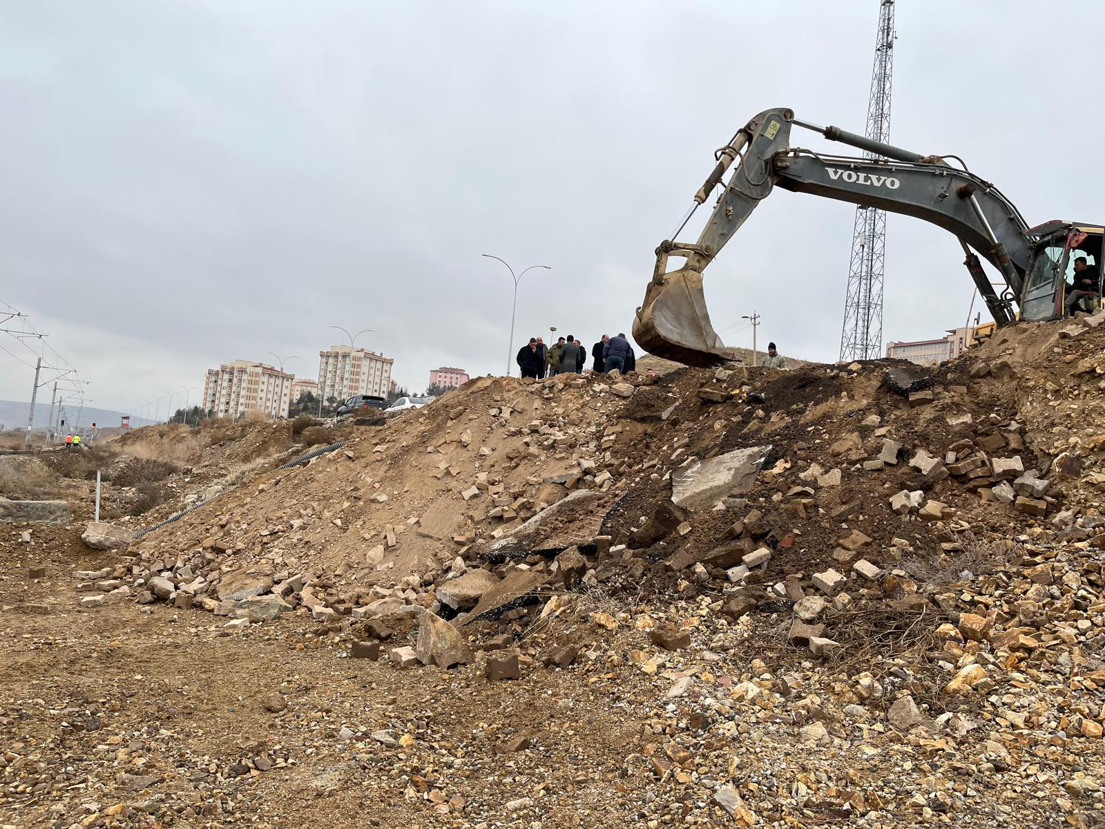 hoca-ahmet-yesevi-caddesinde-yol-onarim-ve-sellik-gideri-calismalari-devam-ediyor