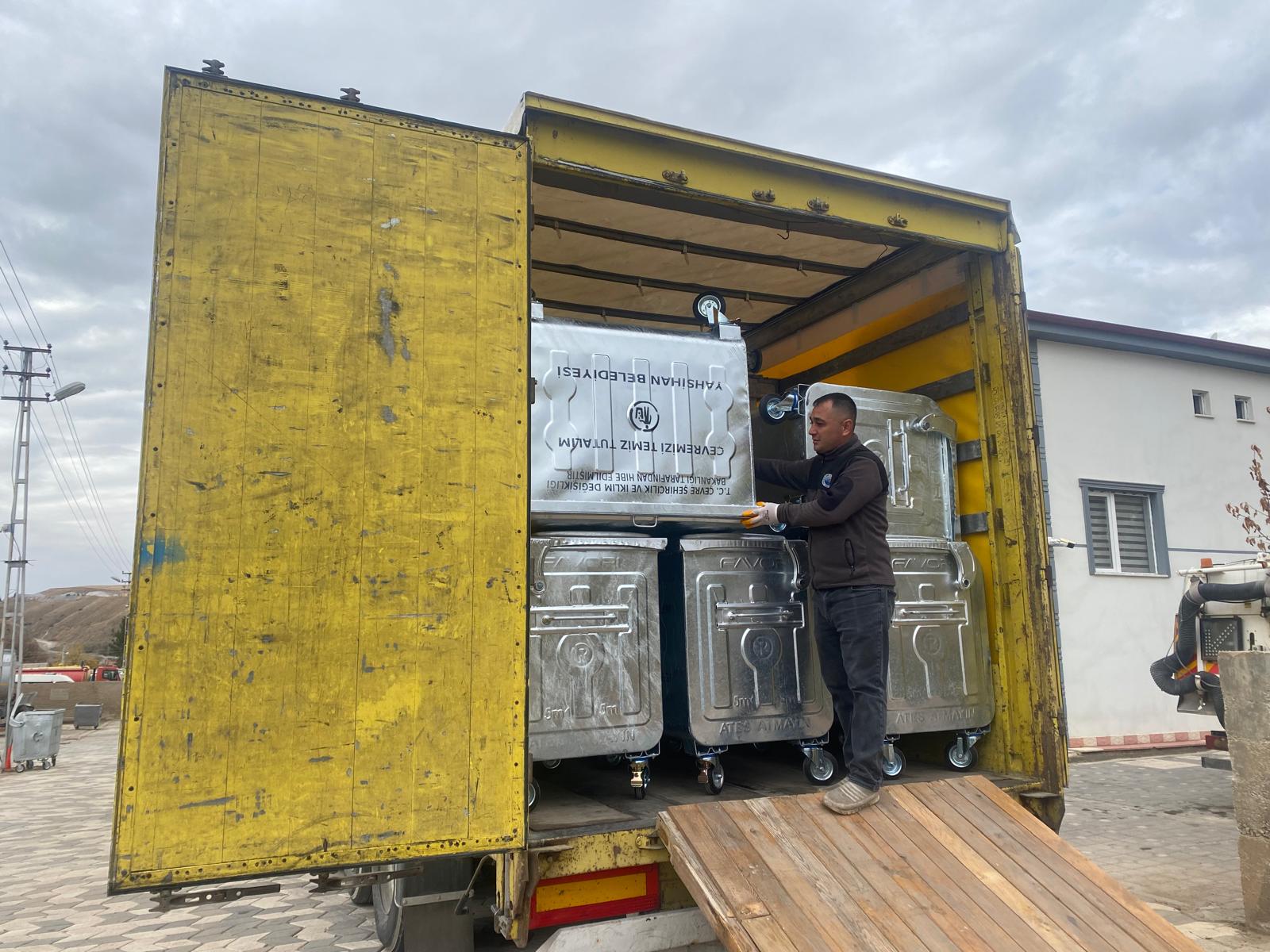 yenilenen-cop-konteynerlerimiz-yerlerini-almaya-devam-ediyor-1