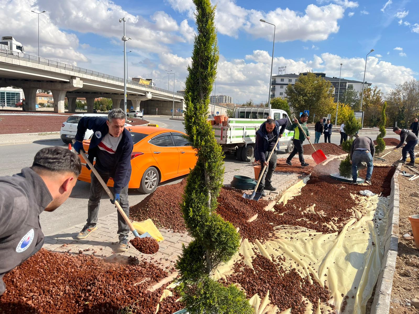 park-ve-bahceler-mudurlugu-ekiplerimiz-orta-refuj-ve-peyzaj-calismalarini-surduruyor