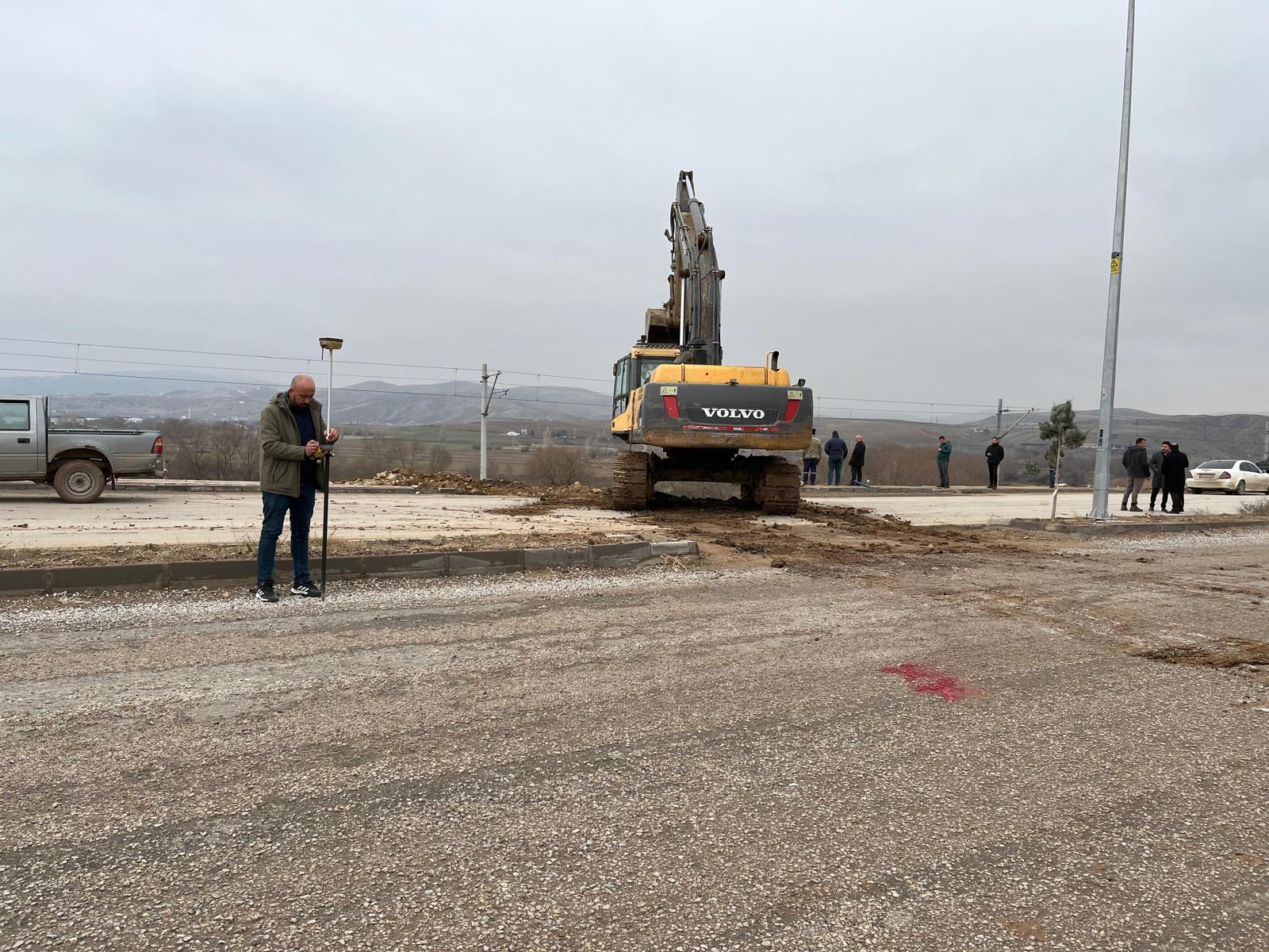 hoca-ahmet-yesevi-caddesinde-yol-onarim-ve-sellik-gideri-calismalari-devam-ediyor