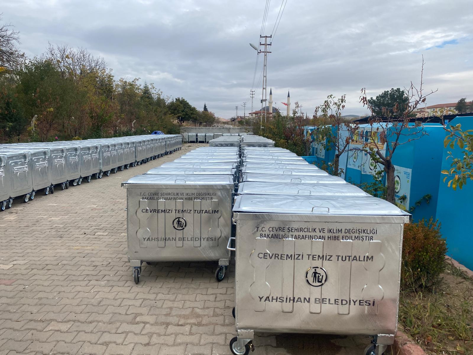 YENİLENEN ÇÖP KONTEYNERLERİMİZ YERLERİNİ ALMAYA DEVAM EDİYOR