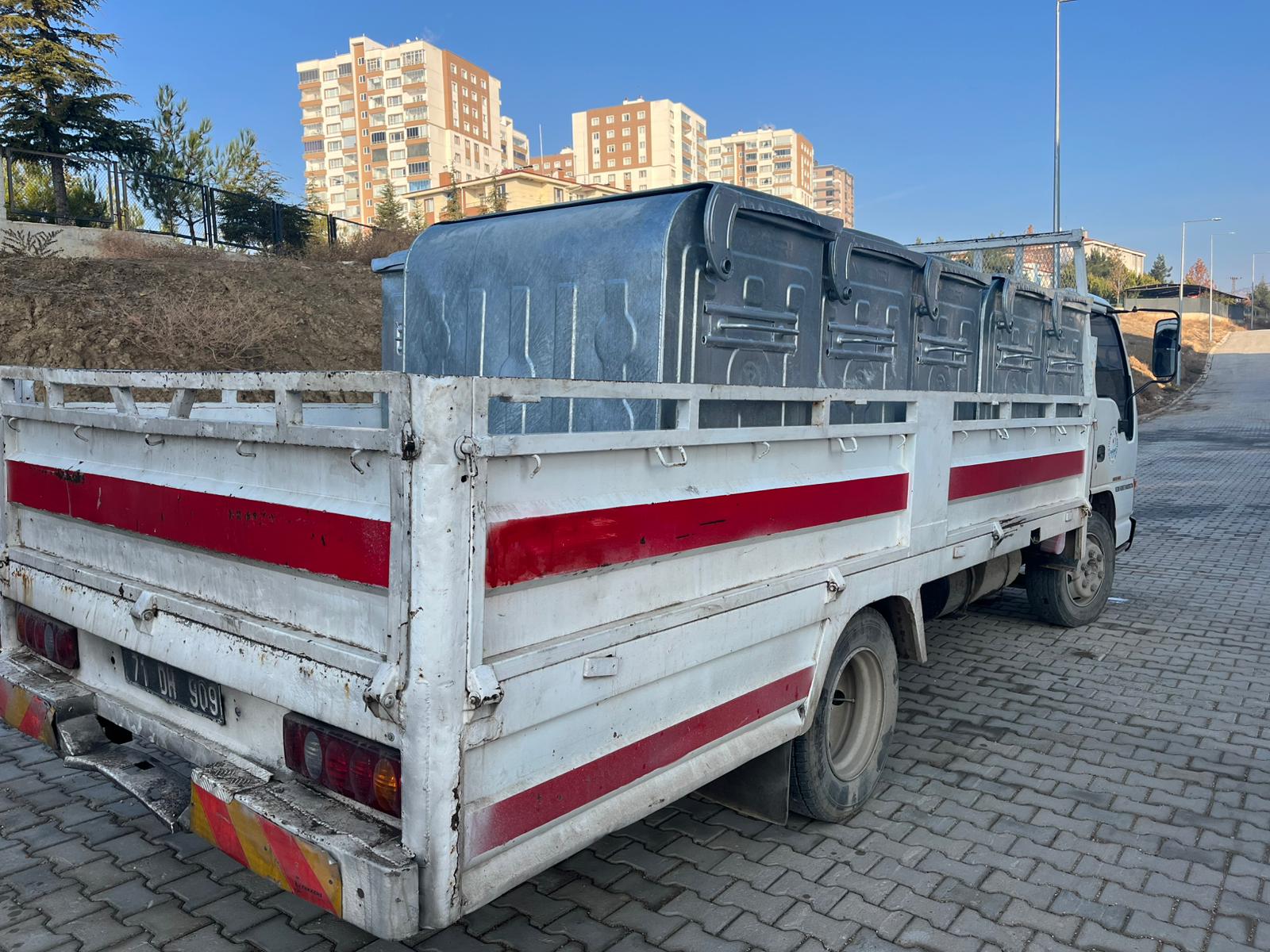 yenilenen-cop-konteynerlerimiz-yerlerini-almaya-devam-ediyor-2