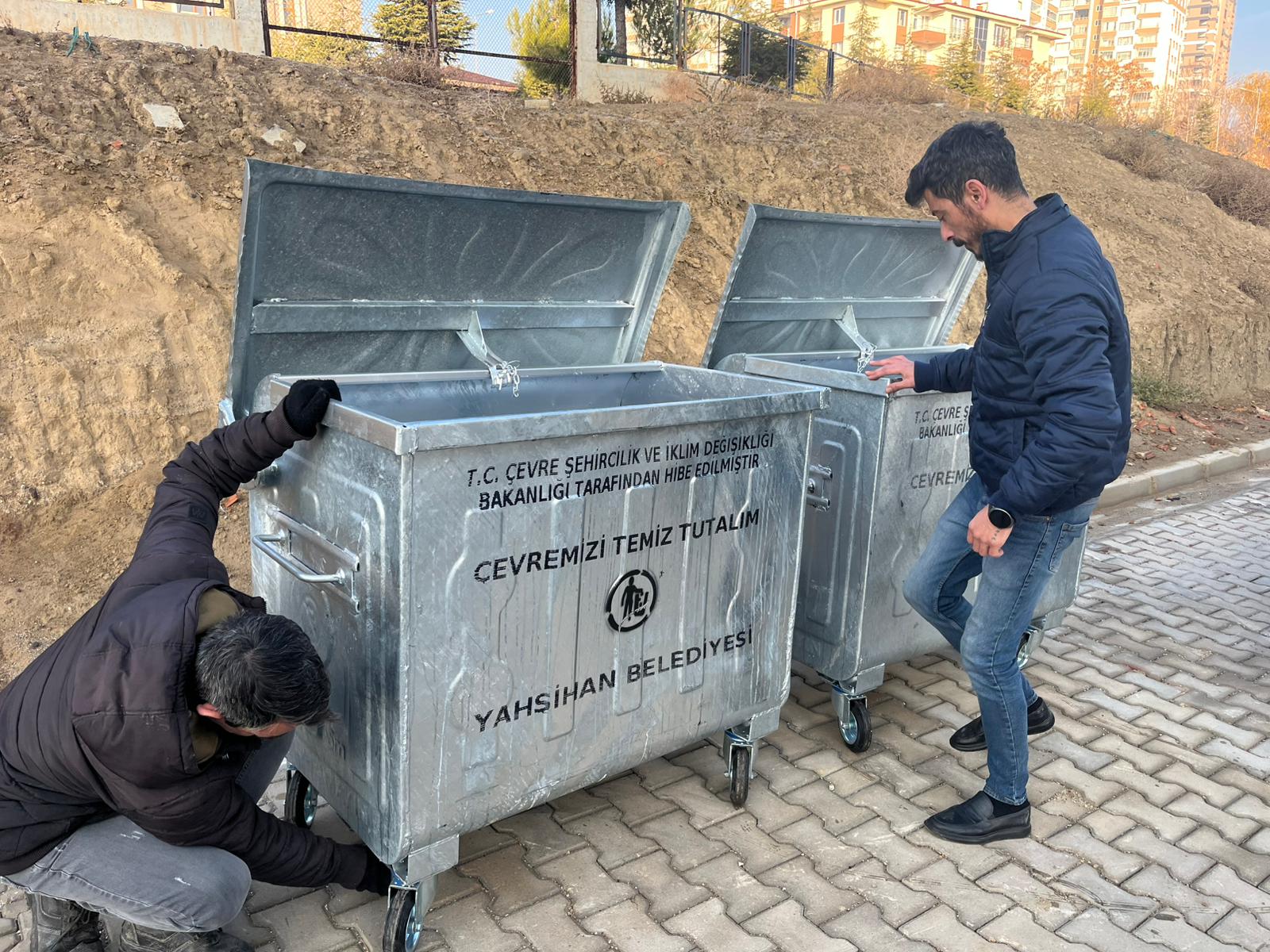 yenilenen-cop-konteynerlerimiz-yerlerini-almaya-devam-ediyor-2