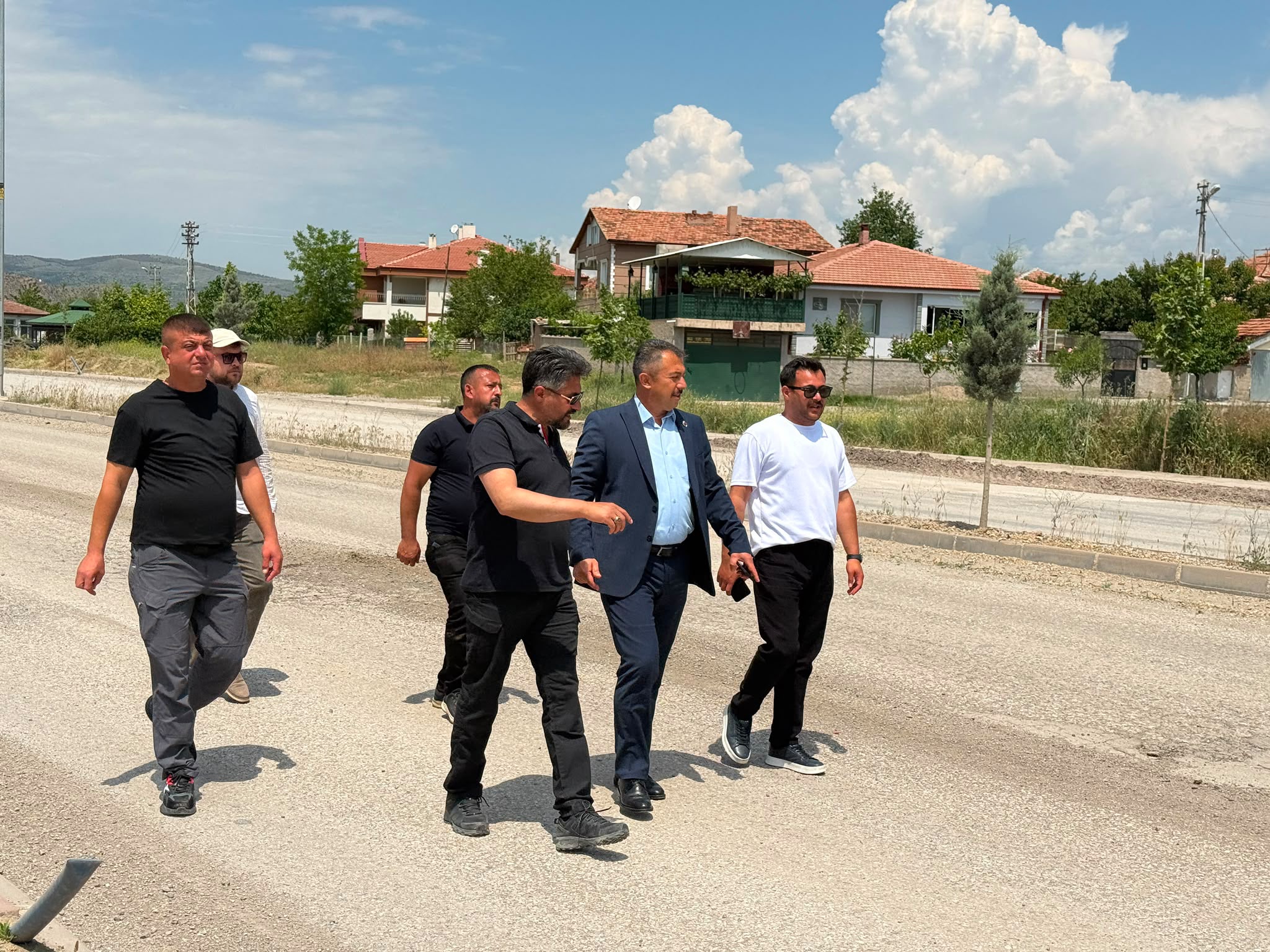 belediye-baskan-yardimcimiz-sayin-ibrahim-aydin-ilcemizde-bulunan-hoca-ahmet-yesevi-caddesinde-incelemelerde-bulundu