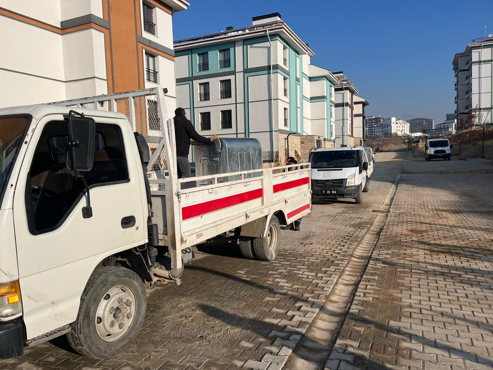 yenilenen-cop-konteynerlerimiz-yerlerini-almaya-devam-ediyor-2