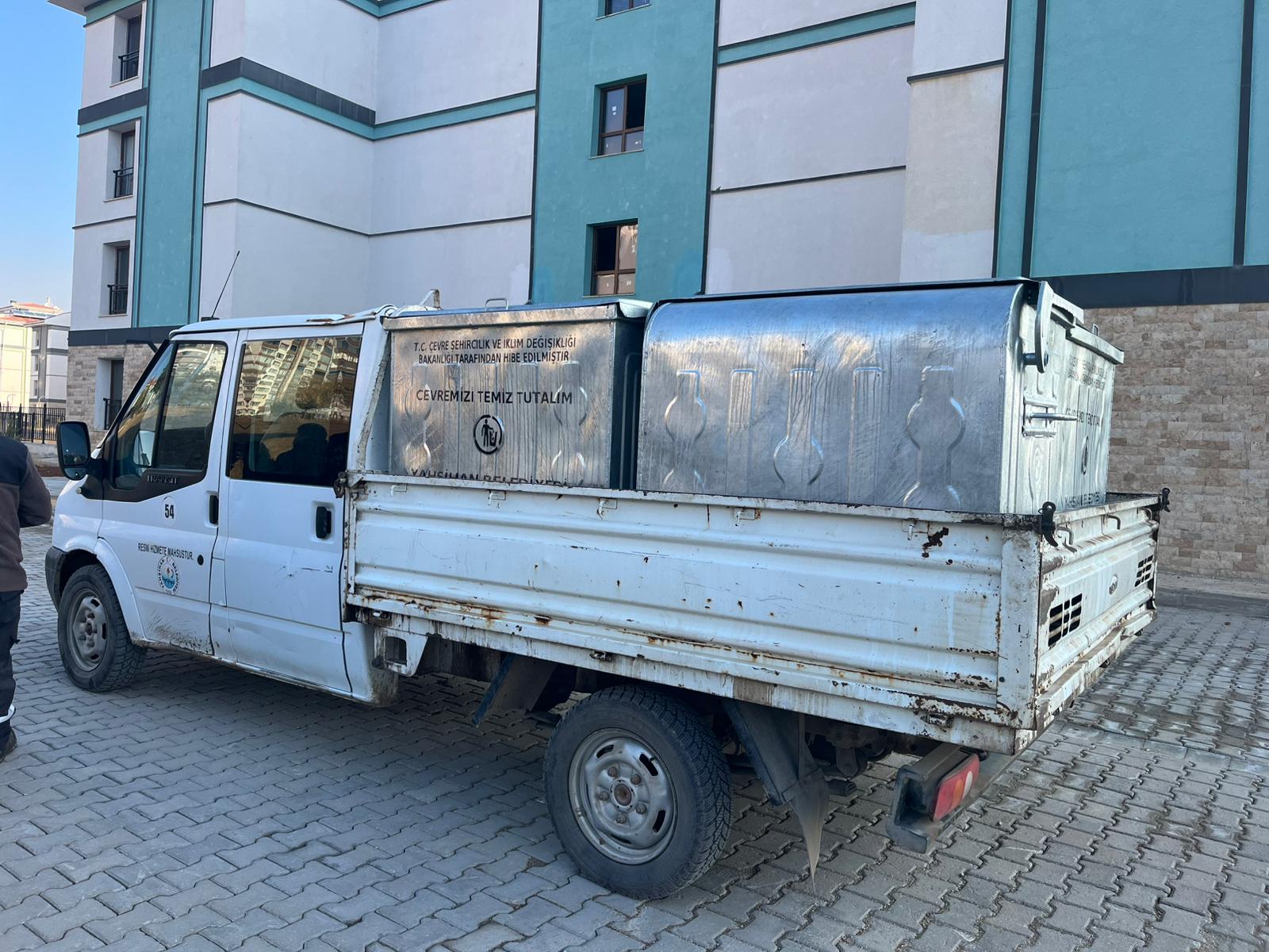 yenilenen-cop-konteynerlerimiz-yerlerini-almaya-devam-ediyor-2