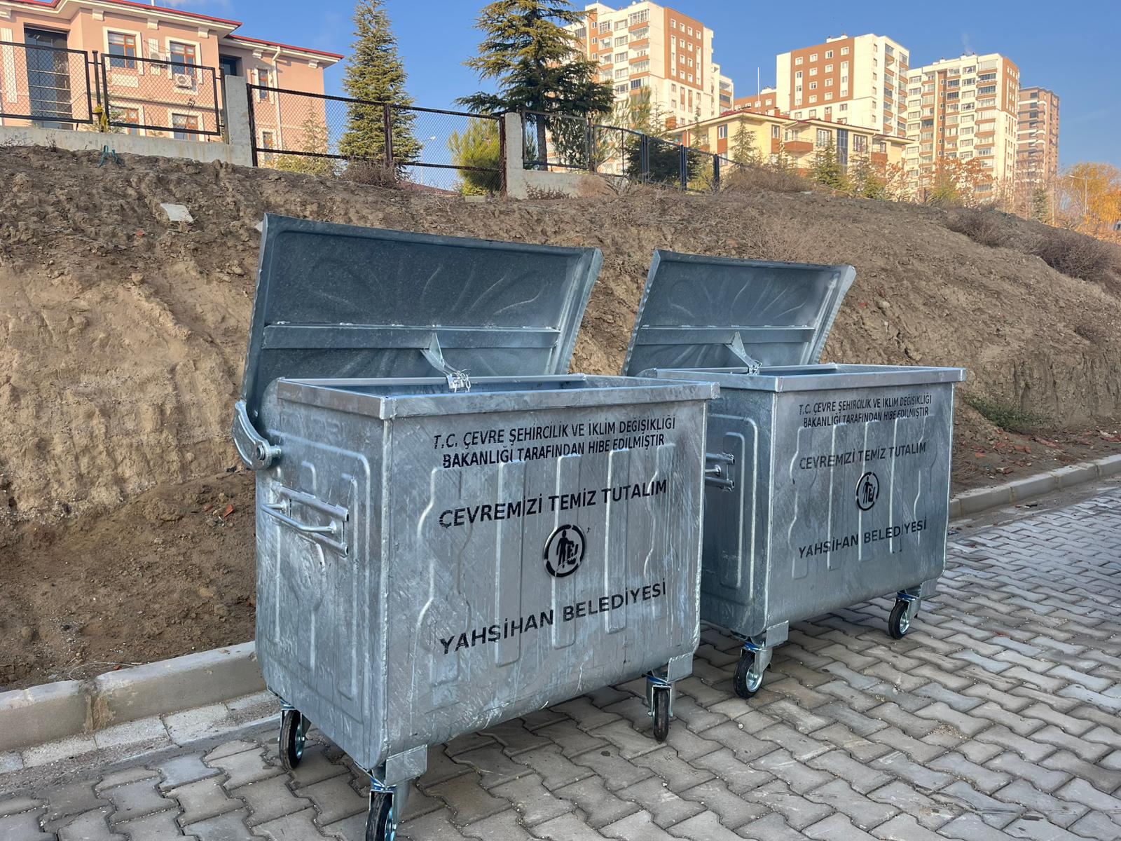 YENİLENEN ÇÖP KONTEYNERLERİMİZ YERLERİNİ ALMAYA DEVAM EDİYOR